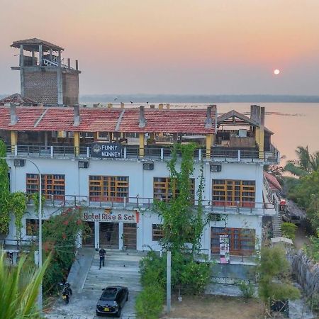 Funky Monkey Hostel & Yoga Rooftop Lounge , Arugambay Pottuvil Exteriér fotografie