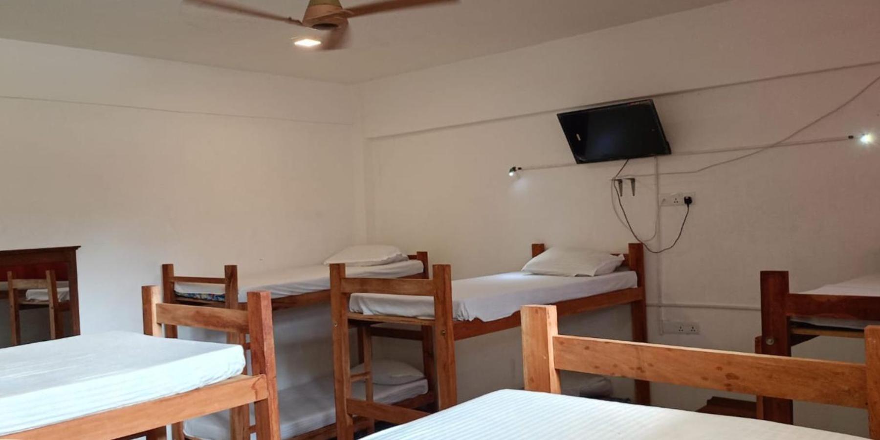Funky Monkey Hostel & Yoga Rooftop Lounge , Arugambay Pottuvil Exteriér fotografie