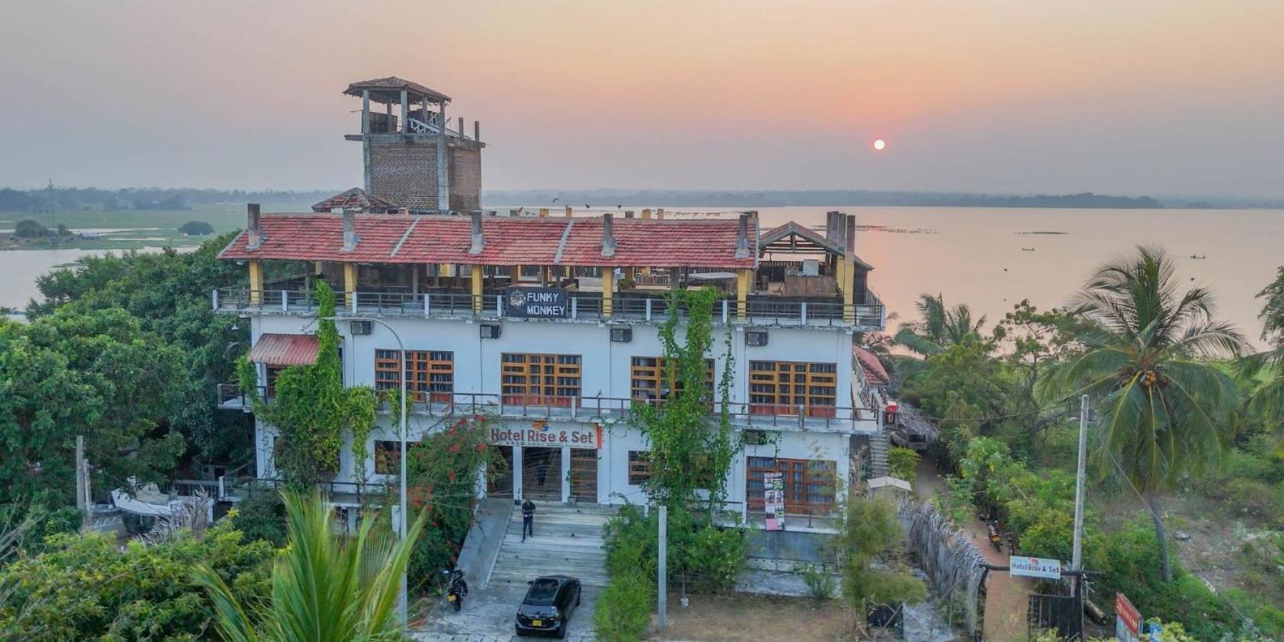 Funky Monkey Hostel & Yoga Rooftop Lounge , Arugambay Pottuvil Exteriér fotografie